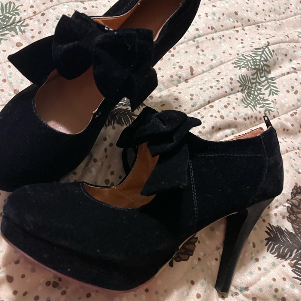 Pinup style black velvet heels